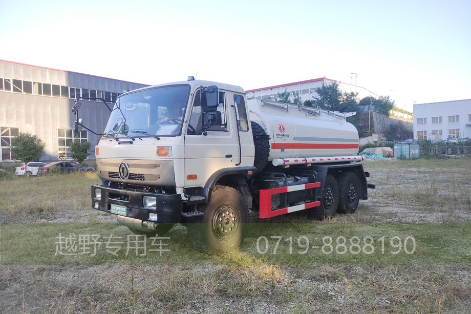 東風(fēng)六驅(qū)EQ2102加油車(chē) 6立方米加運(yùn)油車(chē) 190馬力越野運(yùn)油車(chē)出口