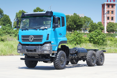 六驅(qū)340馬力東風重型專用車底盤改裝_6×6重卡三橋車_25噸一排半底盤/后雙13噸定制