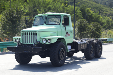 雙玻璃EQ2100六驅(qū)越野底盤_6×6尖頭140運兵卡車底盤出口_長頭東風軍車專用改裝