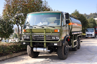 190馬力EQ2102油罐車(chē)_東風(fēng)六驅(qū)越野專(zhuān)用底盤(pán)改裝8~10m3罐式運(yùn)輸車(chē)